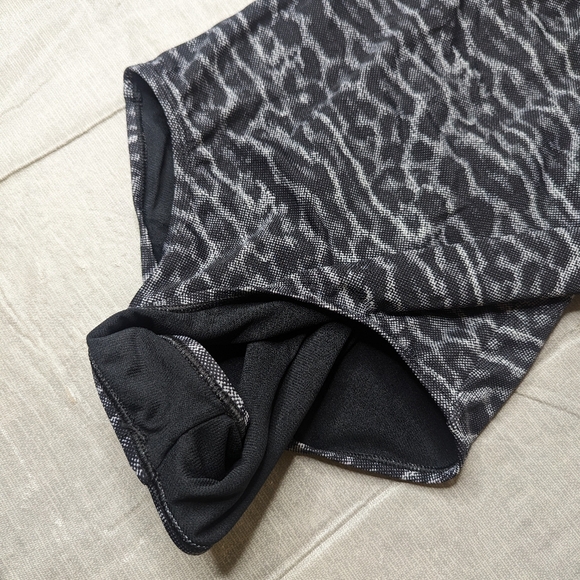 Nike Women Size Medium One Piece Competitive Swimsuit Black Grey Animal Print - Picture 8 of 9